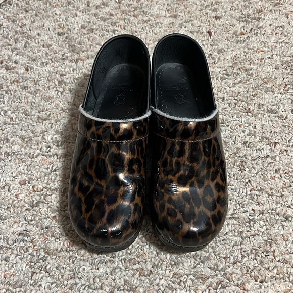 Leopard Print Patent Leather Dansko - Picture 2 of 12